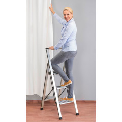 WENKO Trittleiter »Modell Alu-Design« 2 Stk. tlg. stabile Klapptritt Leiter, rutschsicher, bis 150 kg, mit Leiternhalter