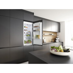 KOENIC KBR 12211 E DOD Einbaukühlschrank (197 l, E, 1221 mm hoch, Weiß )