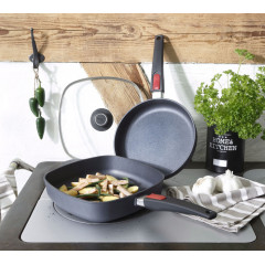 WOLL Pfannen-Set »MADE IN GERMANY - Diamond Lite« Aluminiumguss Set, 1x Eckpfanne mit Deckel 26x26 cm, 1x Bratpfanne Ø 24 cm, 3 tlg. Induktion