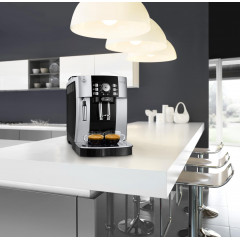 DELONGHI Magnifica S ECAM21.116.SB - 5 Kaffeespezialitäten, kompakt, elegantes Design, Direktwahltasten, leichte Bedienung, Kaffeevollautomat Silber