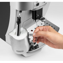 DELONGHI Magnifica S ECAM21.116.SB - 5 Kaffeespezialitäten, kompakt, elegantes Design, Direktwahltasten, leichte Bedienung, Kaffeevollautomat Silber