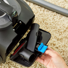 Philips Bodenstaubsauger »FC9747/09 7000 Series« 900 W beutellos mit 2 l Fassungsvermögen und Tri-Active-LED-Düse
